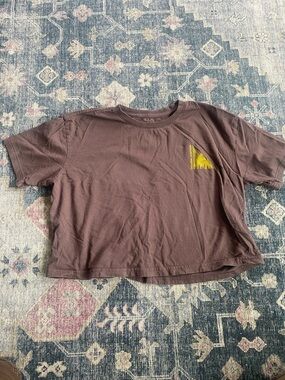 Women’s mountain hardwear maroon crop top size medium fits like small